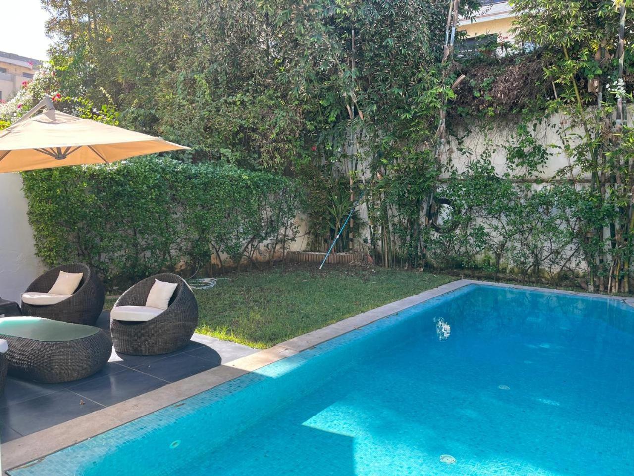 Moderne Avec Piscine, Front De Villa *